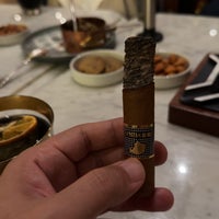 Das Foto wurde bei Turquoise Cigar Lounge - Ritz Carlton von Mohd A. am 1/26/2024 aufgenommen
