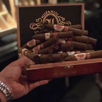 3/9/2019에 Casa Hispaniola Cigar S.님이 Casa Hispaniola Cigars | Cigars Shop | Englewood Cigars | Cigar Lounge에서 찍은 사진