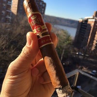 1/12/2016에 Casa Hispaniola Cigar S.님이 Casa Hispaniola Cigars | Cigars Shop | Englewood Cigars | Cigar Lounge에서 찍은 사진