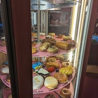 4/14/2023 tarihinde Tiffany L.ziyaretçi tarafından Voodoo Doughnut'de çekilen fotoğraf