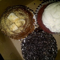 รูปภาพถ่ายที่ Pandora&amp;#39;s Cupcakes โดย Precious💄 เมื่อ 12/1/2012