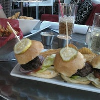 Foto tirada no(a) Lush Burger por Kris B. em 10/29/2012