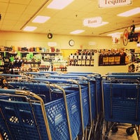 รูปภาพถ่ายที่ Bremer&amp;#39;s Wine and Liquor โดย Paps เมื่อ 12/16/2013