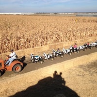 Foto diambil di Fantozzi Farms Corn Maze and Pumpkin Patch oleh Linsey J. pada 11/3/2012