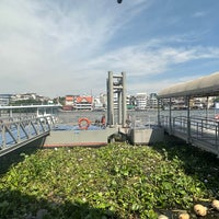 Photo taken at Dindaeng Cross River Ferry Pier by koko on 1/23/2023