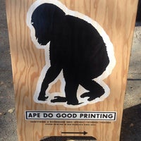 Foto tirada no(a) Ape Do Good Screen Printing por Ray Q. em 11/29/2013
