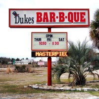 Foto tirada no(a) Dukes Bar-B-Que por Dukes Bar-B-Que em 8/17/2016