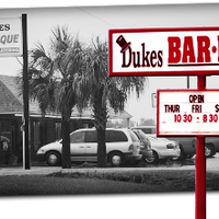 8/17/2016 tarihinde Dukes Bar-B-Queziyaretçi tarafından Dukes Bar-B-Que'de çekilen fotoğraf