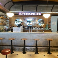 รูปภาพถ่ายที่ The Ice Cream Bar Soda Fountain โดย Bkwm J. เมื่อ 11/20/2022