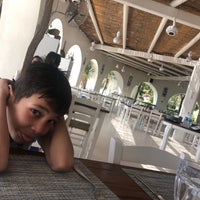 Foto tomada en Elani Beach Restaurant  por Baki Y. el 9/2/2019