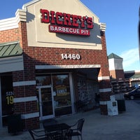Photo prise au Dickey&amp;#39;s Barbecue Pit par Grease F. le11/21/2014