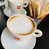 Foto diambil di Coffee House Food&amp;amp;Drink oleh 𝐍𝐞𝐥𝐢 . pada 11/28/2019