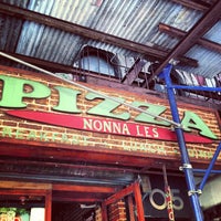 Foto tomada en Nonna&amp;#39;s L.E.S. Pizzeria  por Justin K. el 9/22/2012