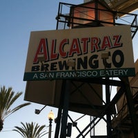 4/19/2013 tarihinde Kristina L.ziyaretçi tarafından Alcatraz Brewing Co.'de çekilen fotoğraf