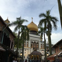 Photo taken at Masjid Angullia (Mosque) by Léna L. on 2/5/2016