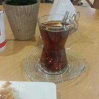 Das Foto wurde bei Namlı Cafe Fırın von Gülpembe T. am 10/10/2016 aufgenommen