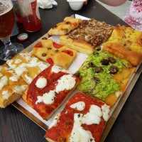 Foto tirada no(a) Taglio - La pizza per fetta por Michael H. em 7/20/2018