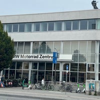 Foto diambil di BMW Motorrad Zentrum oleh Sümer Ç. pada 10/1/2022