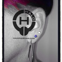 11/5/2014 tarihinde Halo Piercing &amp;amp; Jewelryziyaretçi tarafından Halo Piercing &amp;amp; Jewelry'de çekilen fotoğraf