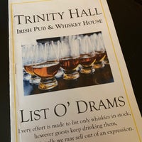 Foto diambil di Trinity Hall Irish Pub and Restaurant oleh Scott C. pada 7/5/2021