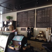 5/8/2014 tarihinde Doug M.ziyaretçi tarafından Simones Coffee &amp; Tea'de çekilen fotoğraf