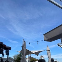 รูปภาพถ่ายที่ Vola’s Dockside Grill and Hi-Tide Lounge โดย Rae เมื่อ 10/30/2022