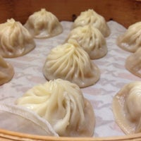 Photo taken at 鼎泰豐 Din Tai Fung by Shirley L. on 10/14/2012