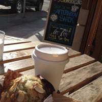 รูปภาพถ่ายที่ Yellow Dot Cafe โดย Elodie เมื่อ 10/1/2012
