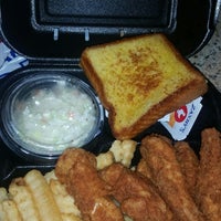 Photo taken at Zaxby&amp;#39;s Chicken Fingers &amp;amp; Buffalo Wings by Jimmy S. on 8/20/2017