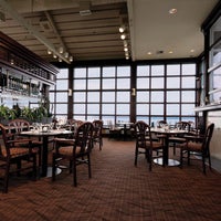 8/5/2013 tarihinde Coastal Hotel Groupziyaretçi tarafından Packers Oyster Bar'de çekilen fotoğraf
