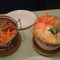 Photo taken at Papaya Thai Cuisine by Michella on 1/2/2015