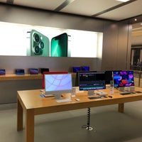 Photo taken at Apple Altmarkt-Galerie by Frank H. on 4/19/2022