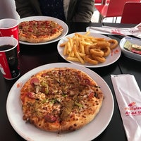 Photo taken at Pizza Pizza by Sıla G. on 1/30/2017