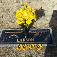 3/31/2014에 Gina E님이 Lakeview Gardens Cemetery에서 찍은 사진