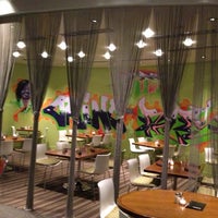 Foto diambil di The Corner Office Restaurant &amp;amp; Martini Bar oleh Camilla C. pada 12/4/2012