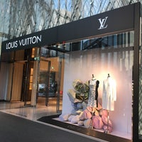 LOUIS VUITTON - Accessories Store in 大阪市 北区