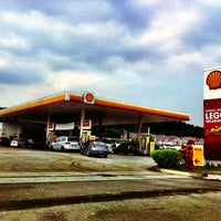 Photo taken at SHELL Station by هوزايفه أويس on 1/15/2013