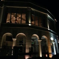 Foto scattata a The Veranda Bar/Lobby Lounge at Hotel Casa Del Mar da Melody Faith C. il 10/8/2012