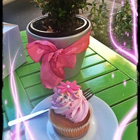 Photo taken at Lola&amp;#39;s cupcakes by .Anna Morris 💋 on 5/19/2013