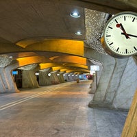 รูปภาพถ่ายที่ Bahnhof Zürich Stadelhofen โดย David H. เมื่อ 1/4/2024