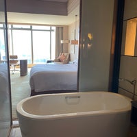 Foto diambil di Shanghai Marriott Riverside Hotel oleh Hiro pada 4/2/2023