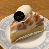 Photo taken at Patisserie SNOW MAN by Hiro on 9/7/2021