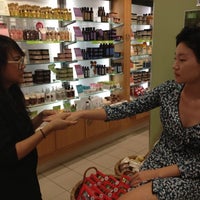 10/5/2012 tarihinde Susan L.ziyaretçi tarafından The Body Shop'de çekilen fotoğraf