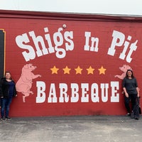 Foto tomada en Shigs In Pit BBQ  por April M. el 4/10/2019