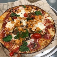 Photo taken at Pieology Pizzeria by Mohammed on 12/4/2016