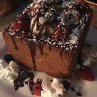 Foto diambil di Serenade Coffee Bar &amp;amp; Desserts oleh Mohammed A. pada 2/4/2017