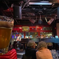 Photo taken at Mojo&amp;#39;s Dueling Piano Bar by Chuck C. on 2/22/2020