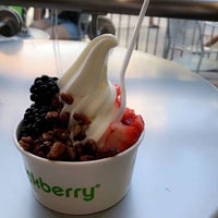 Photo taken at Pinkberry by Mohammed 🍴 on 8/4/2017