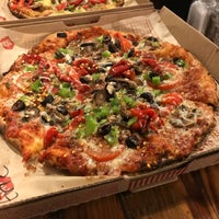Foto diambil di Mod Pizza oleh Eric R. pada 6/4/2018