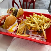 Photo taken at In-N-Out Burger by Eric R. on 9/30/2021